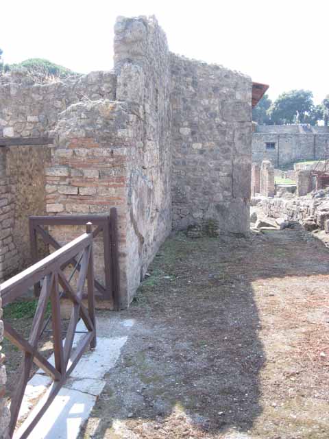 I.5.1 and structure outside, possibly a street altar.