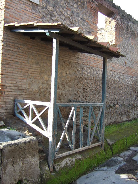 Street shrine near I.13.10, Pompeii. December 2005.