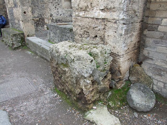 Street altar outside II.2.1 on Via dell�Abbondanza