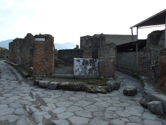 Street Altar at VI.4.1 at junction of Via Consolare and Vico del Farmacista.  No longer visible.  December 2006.