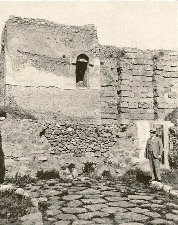 Location of street altar at VI.7.26 centre in front of Tower XI 
on wall that blocks end of street.   From model in Naples Archaeological Museum.

