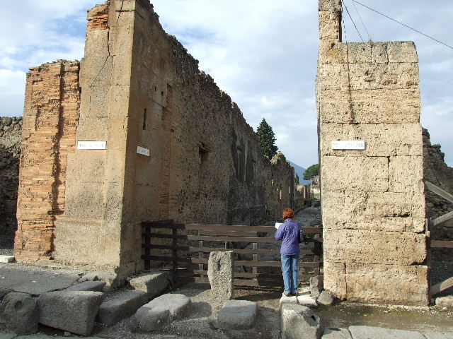 VI.12.6    Vico del Labirinto looking north     VI.13