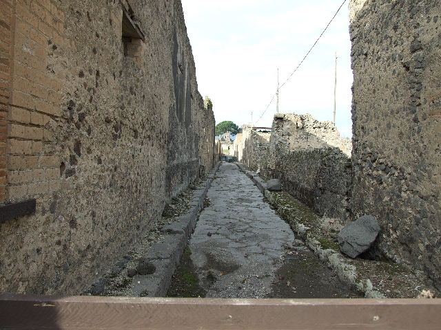VI.12.6    Vico del Labirinto looking north     VI.13