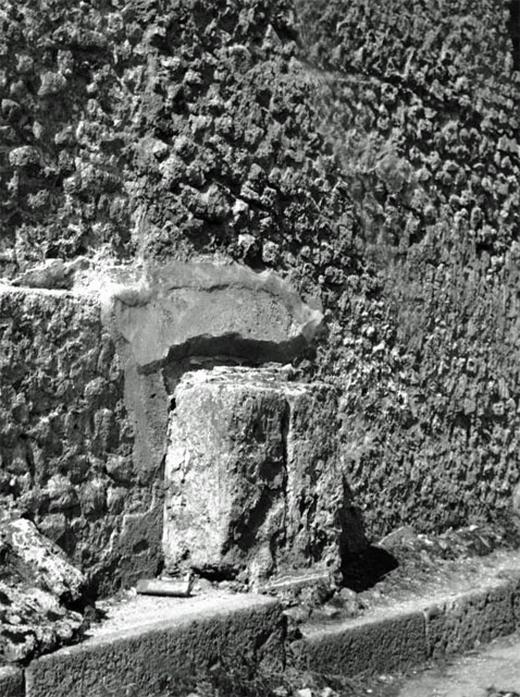 VI.12.6 Street altar on east side outside wall of House of the Faun in Vico del Labirinto.