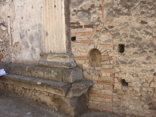 VII.8.1 Pompeii. Arch in north-west corner, showing arched niche on the south side of the rear wall. On the rear of the arched niche, is a niche altar on the north street side.