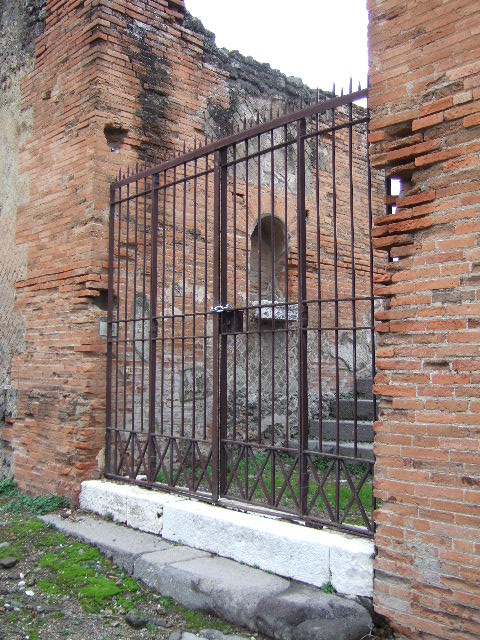 VII.9.42 Street altar 
at south entrance of Macellum 