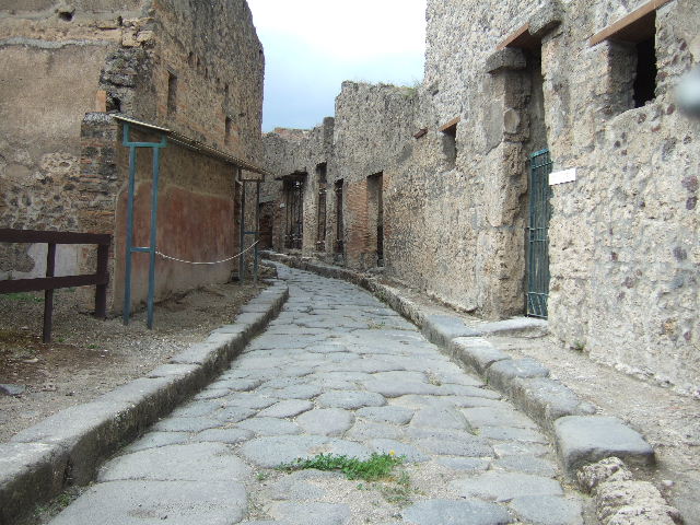 VII.11.13 Pompeii. December 2005. Painted street shrine on outside wall.
In the past in white letters above the painting were the words
Otiosis locus hic non est. Discede morator. (CIL IV, 813)
(This is not the place to idle, Shove off, loiterer”. (Trans by P. Foss)
