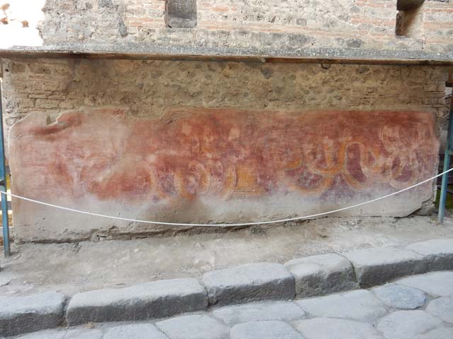 VII.11.13 Pompeii. December 2005. Painted street altar on outside wall.