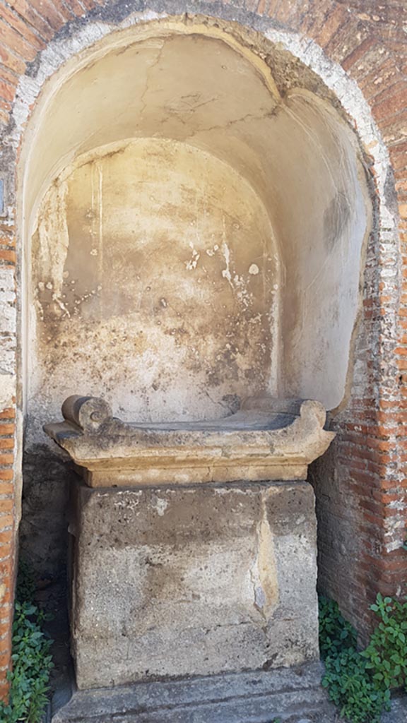 VIII.2.25 Pompeii. August 2023. 
Street altar on south side of Vicolo della Regina. Photo courtesy of Maribel Velasco.
