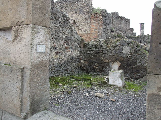 VIII.4.24 Pompeii.  Street altar.  September 2005.  Altar in middle of west wall.