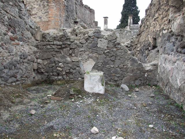 VIII.4.24 Pompeii.  Street altar.  December 2007.  Altar.