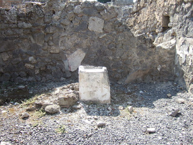 VIII.4.24 Pompeii.  Street altar.  December 2006.  Niche in north wall for statue.
