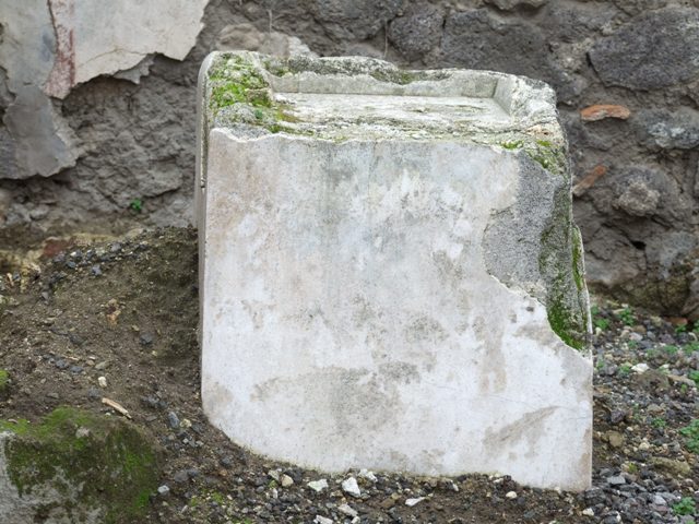 VIII.4.24 Pompeii.  Street altar.  December 2006.  Wall plaster.