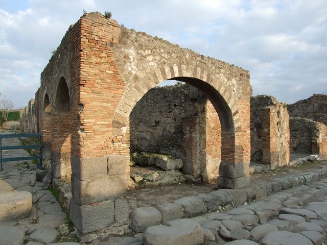 IX.2.1 Three arcades containing street altar