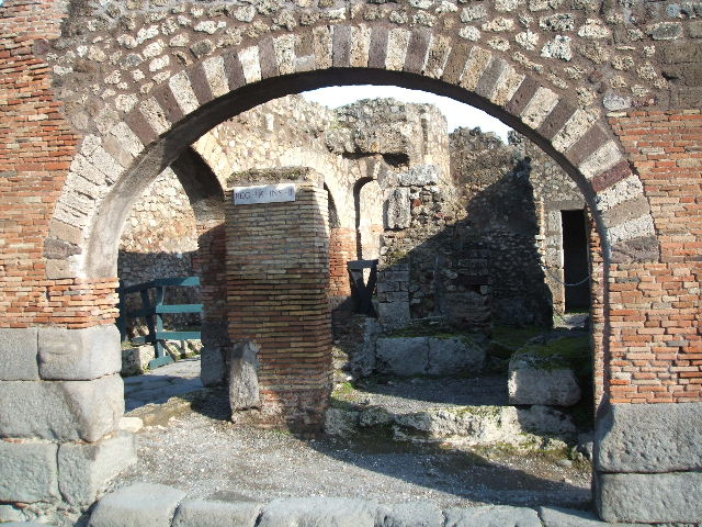 IX.2.1 An arcade of three arches containing street altar. December 2005. Looking west towards Via Stabiana.
