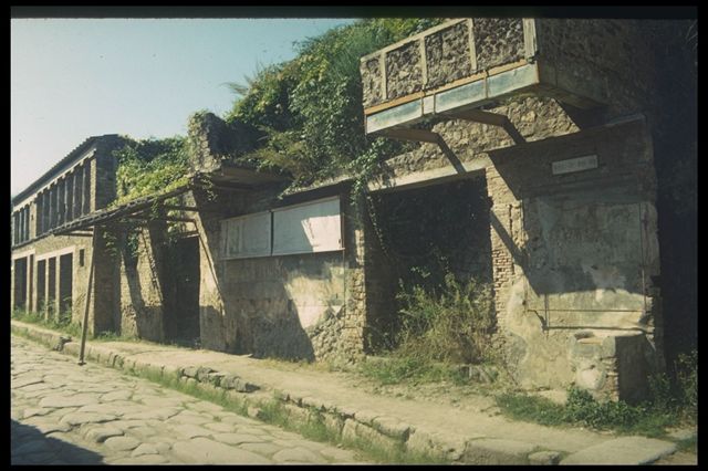 Street shrine outside IX.12.7. 1912. See Notizie degli Scavi di Antichità, 1912, p. 444, fig. 2.