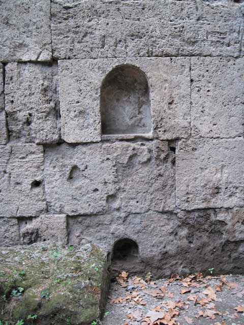 Pompeii Stabian Gate.  Niche.  May 2006.  Fiorelli states that the niche had a covered inner of stucco, it had at the bottom graffiti in large letters PATRVA, name of Minerva, whose image without doubt was placed here for protection of the Gate.  See Pappalardo, U., 2001. La Descrizione di Pompei per Giuseppe Fiorelli (1875). Napoli: Massa Editore. (p.32).
