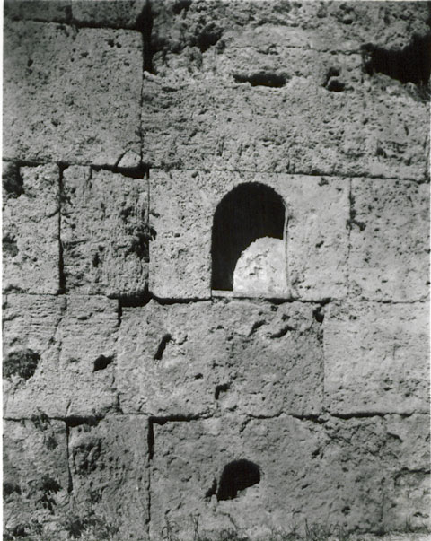 The two niches and area excavated in red.