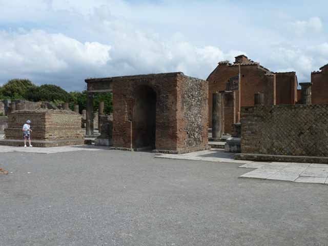 Arched monument at south end of Forum. March 2009. North side, looking south-east.