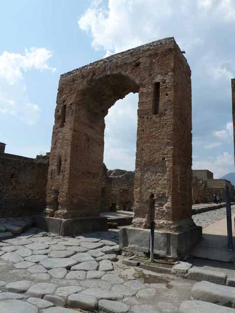 Fountain at base of Arch at VI.10.10
