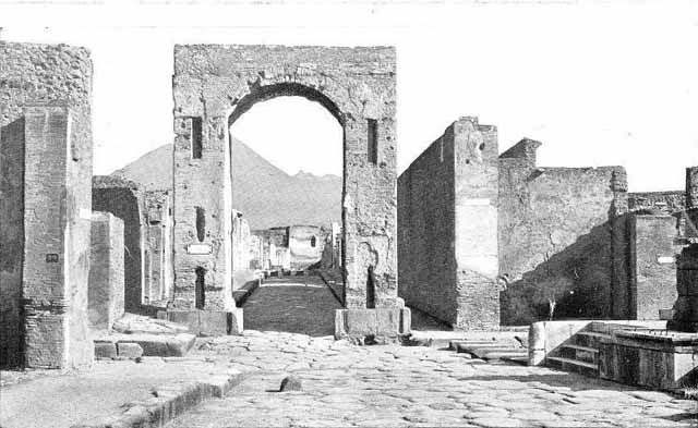 Fountain at base of Arch at VI.10.10