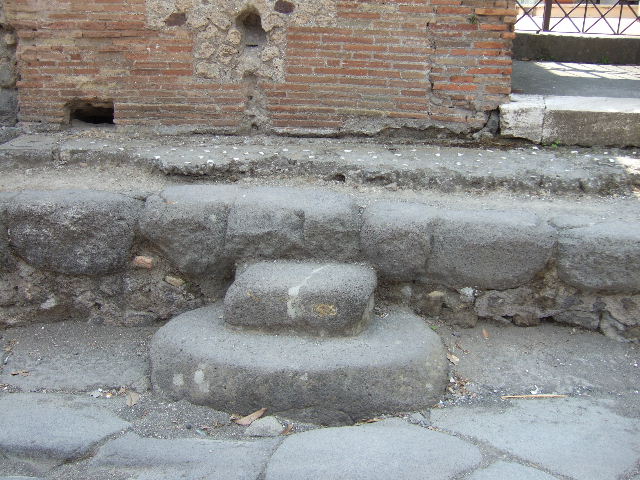 Possible site of fountain at VI.17.27, front exterior wall and pavement. May 2006.