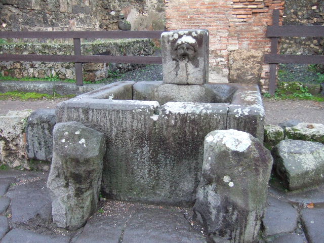 Fountain between VII.1.32 and VII.1.33