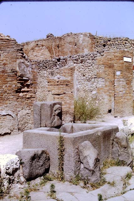 Fountain between VII.1.32 and VII.1.33