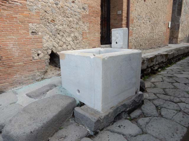 Fountain between VII.15.1 and VII.7.13