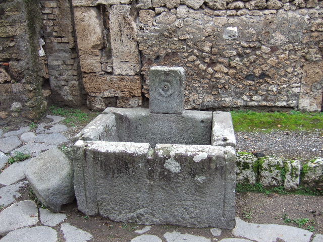 Fountain outside IX.10.2. December 2005. Relief of patera or plate, on pilaster.