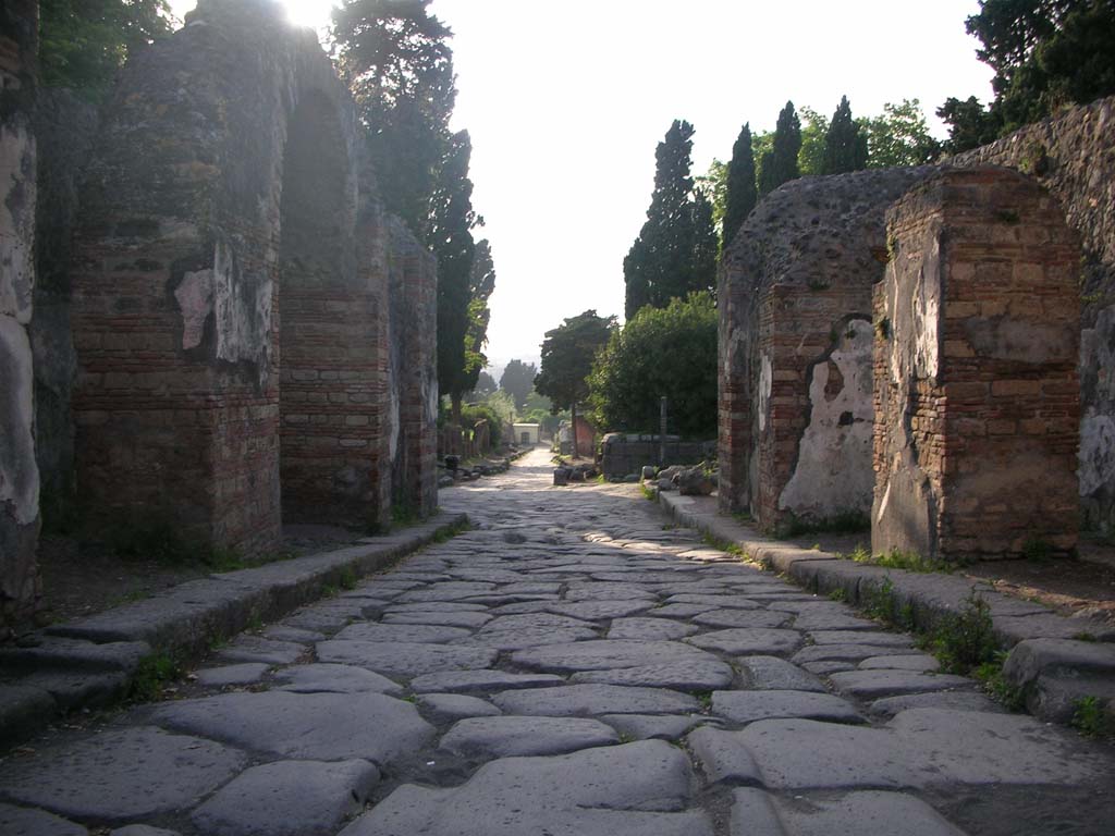 Porta Ercolano or Herculaneum Gate, Pompeii. May 2010. 
Looking north through central roadway towards Via dei Sepolcri. Photo courtesy of Ivo van der Graaff.
