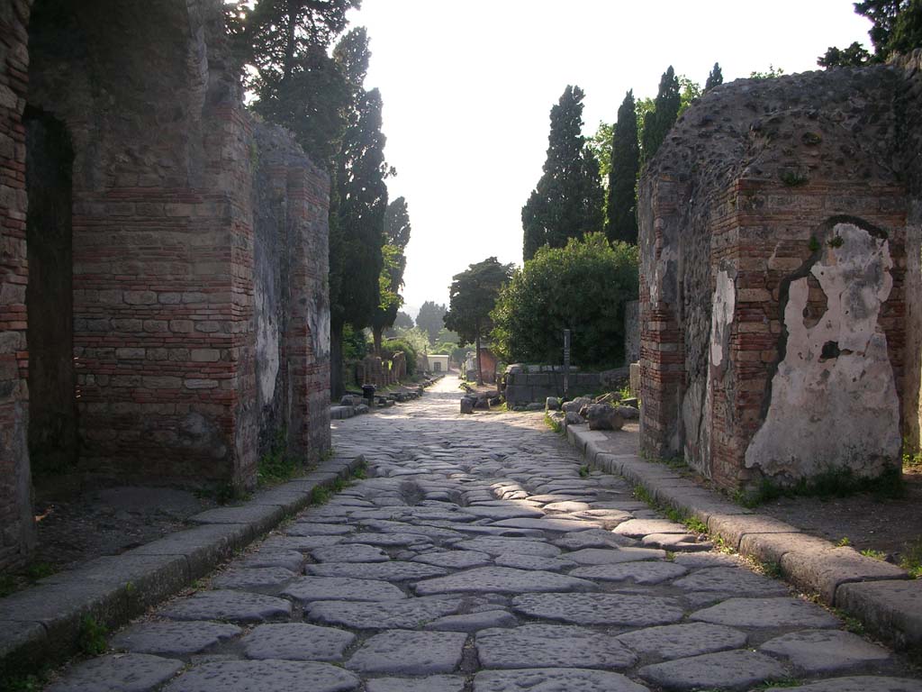 Porta Ercolano or Herculaneum Gate, Pompeii. May 2010. 
Looking north through central roadway towards Via dei Sepolcri. Photo courtesy of Ivo van der Graaff.
