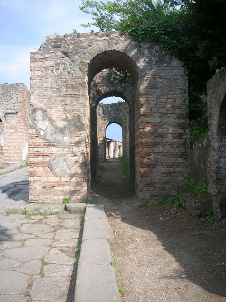 Pompeii Porta Ercolano or Herculaneum Gate. September 2005. West side. Looking North.
