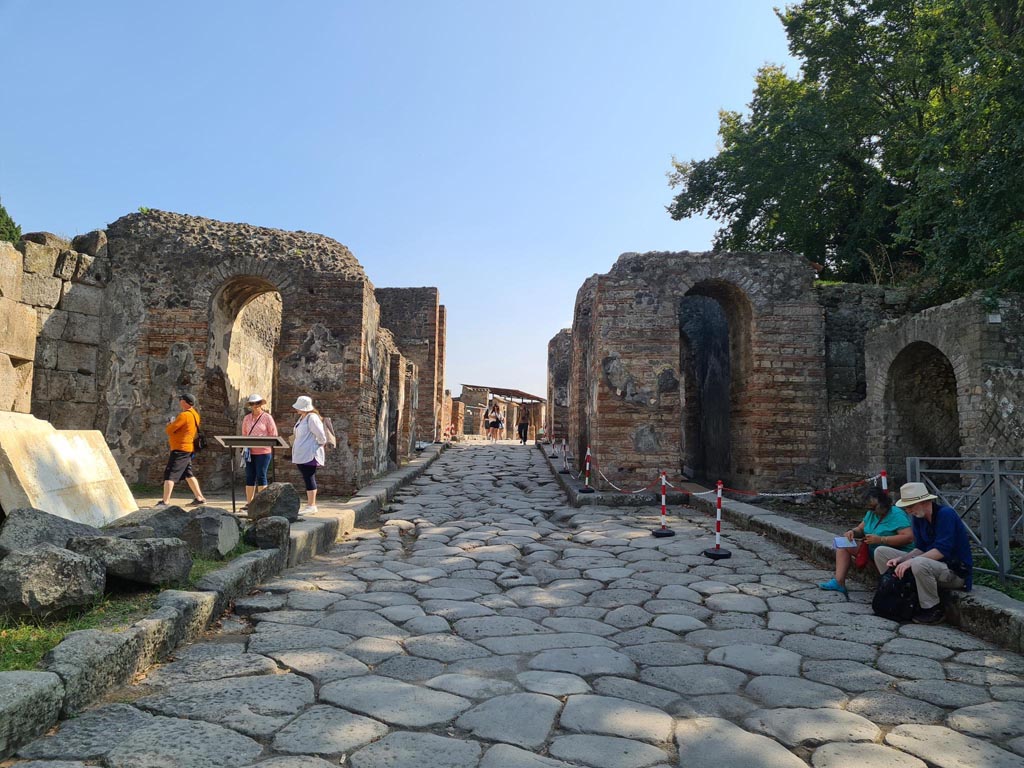 Porta Ercolano or Herculaneum Gate, Pompeii. March 2018. Looking north through gate towards Via dei Sepolcri, on left.
Foto Taylor Lauritsen, ERC Grant 681269 DÉCOR
