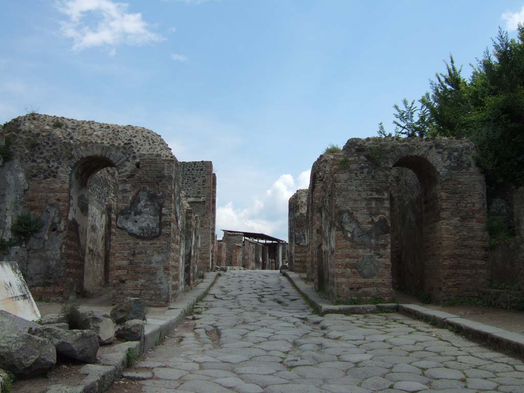 Pompeii Porta Ercolano or Herculaneum Gate. September 2021.
Looking north-east towards the east side of the Gate from inside the city. Photo courtesy of Klaus Heese.
