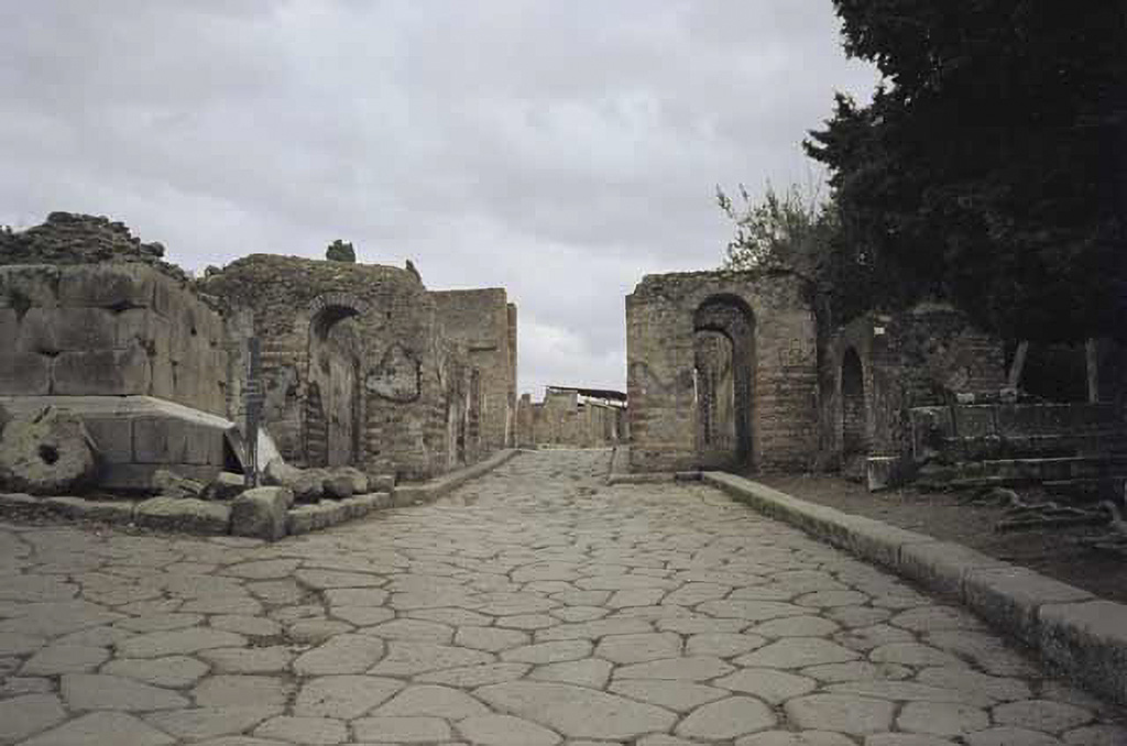 Porta Ercolano or Herculaneum Gate, Pompeii. March 2018. Looking north towards remaining stucco on east side. 
Foto Taylor Lauritsen, ERC Grant 681269 DÉCOR
