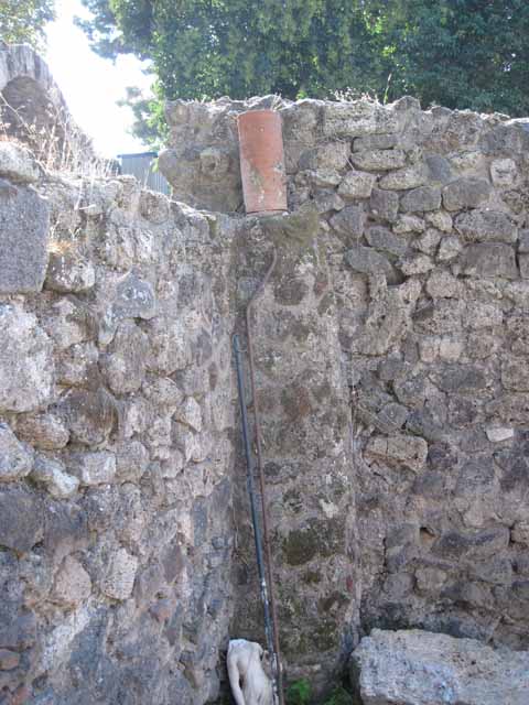 1.1.10 Pompeii. September 2010. Looking east towards south-east corner, detail of matrix (original?) showing fresco fragments, lapilli etc in situ.
Photo courtesy of Drew Baker.