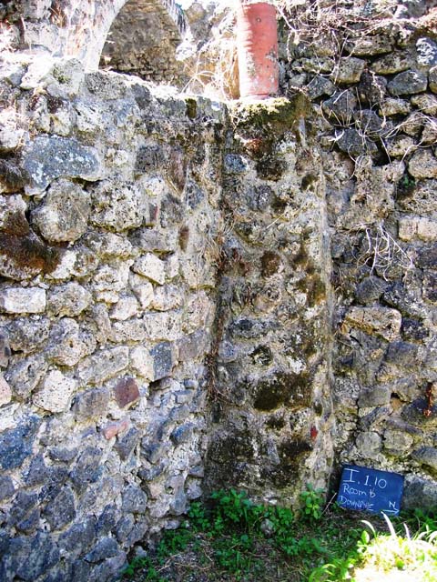 1.1.10 Pompeii. September 2010. Looking south at wall into unnamed vicolo, looking south towards city wall. Photo courtesy of Drew Baker.
