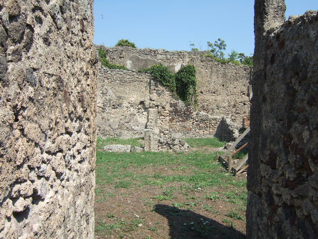 1.2.3 Pompeii. September 2010. Rear (east) wall of triclinium. Photo courtesy of Drew Baker.
