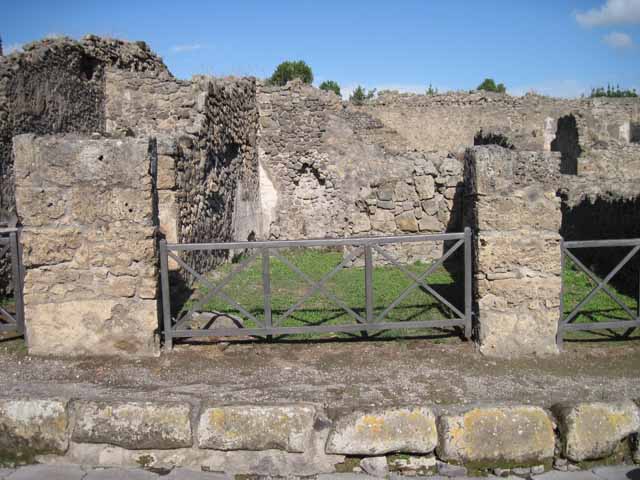 I.2.7 Pompeii. May 2005. Shop entrance in centre of picture.