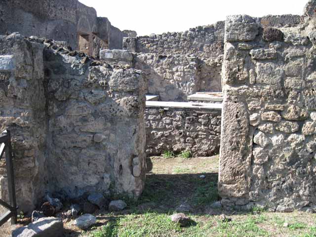 I.2.7 Pompeii. December 2007. South wall.
According to Fiorelli, graffiti was found on the right wall near a large window which lit the rear room.
Neither are now visible. The graffiti, which probably gave the name of the patron, read
HIRTIA PSACAS C HOSTILIO
CONIUGI SUO
CONOTI MANUDUCTORI IIT
CLIIMIINTI MONITORI FRATRI
IIT DIODOTII SORORI IIT FORTUNA
TO FRATRI IIT CIILIIRI SUIS
SALUTIIM SIIMPIIR UBIQUII
PLURIMA IIT PRIMIGIINIAII
SUAII SALUTIIM.
See Pappalardo, U., 2001. La Descrizione di Pompei per Giuseppe Fiorelli (1875). Napoli: Massa Editore. (p.35).