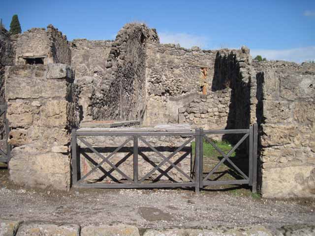 I.2.8 Pompeii. March 2009. North wall with niche behind additional counter with three urns, and L-shaped serving counter in the front.

