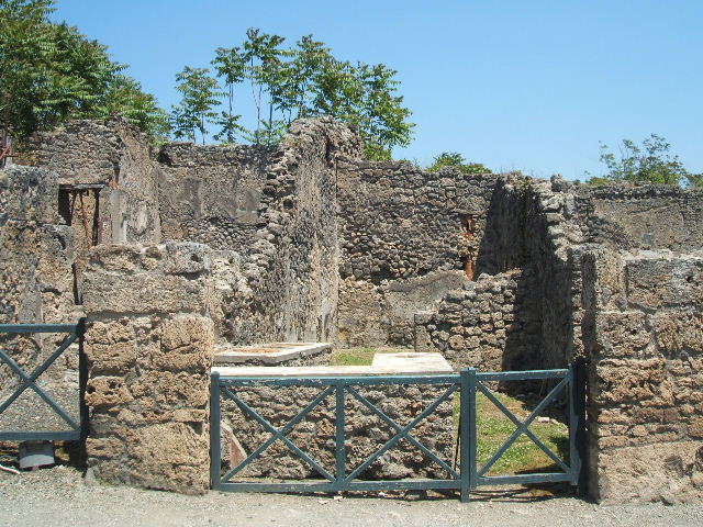 1.2.8 Pompeii. September 2010. Looking north across bar-counters towards north wall with niche. Photo courtesy of Drew Baker.

