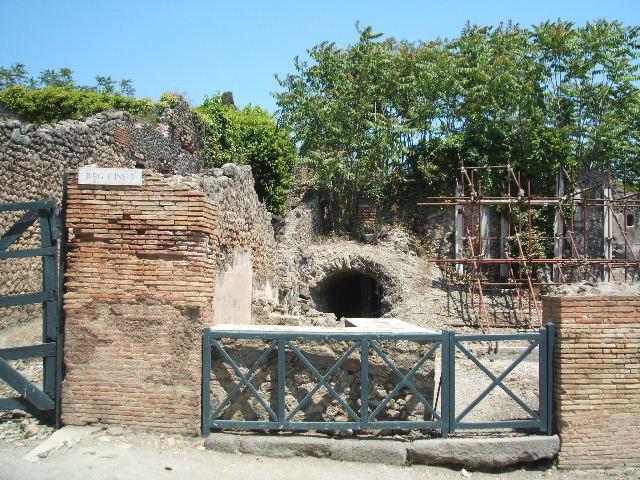 I.2.13 Pompeii. September 2010. North wall of the bar at the rear of counter. Photo courtesy of Drew Baker.

