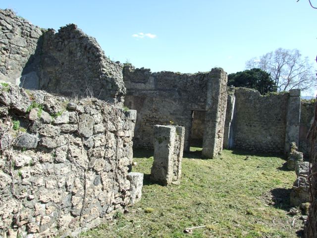 1.2.16 Pompeii. September 2010. Room 2, south wall. Photo courtesy of Drew Baker.