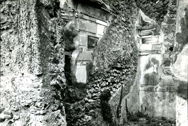 1.2.16 Pompeii. September 2010. Room 4, oecus, remaining first style decoration in south-east corner. Photo courtesy of Drew Baker.
