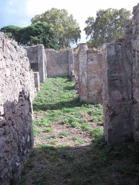 1.2.16 Pompeii. September 2010. Room 1, north-east corner of portico, looking east towards doorway to room 2. Photo courtesy of Drew Baker.