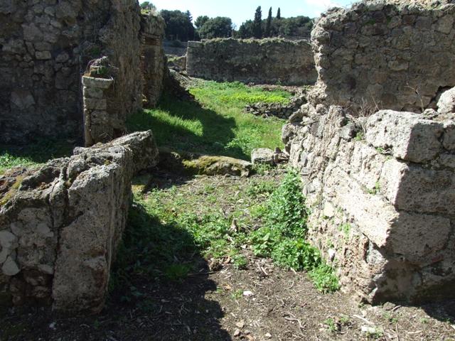 I.2.20 Pompeii. March 2009. Looking west. Small atrium area, with kitchen area on left, and garden area ahead.