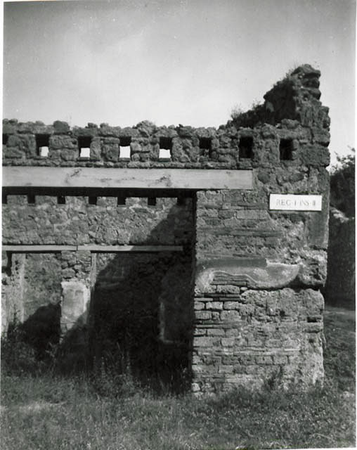 I.2.23 Pompeii. September 2010. Detail of niche on east wall. Photo courtesy of Drew Baker. According to Boyce, in the east wall was an arched niche. See Boyce G. K., 1937. Corpus of the Lararia of Pompeii. Rome: MAAR 14. (p.23, no.15) 

