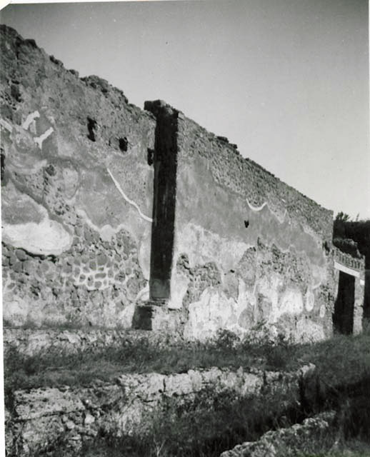 I.2.24 Pompeii. September 2010. Looking south in entrance corridor towards doorway onto Vicolo del Conciapelle. Photo courtesy of Drew Baker.